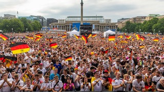 Zahlreiche Fußballfans sehen sich in der Fan Zone auf dem Schlossplatz das Spiel zwischen Deutschland und Ungarn an.