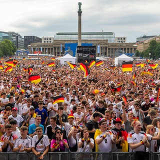 Zahlreiche Fußballfans sehen sich in der Fan Zone auf dem Schlossplatz das Spiel zwischen Deutschland und Ungarn an.