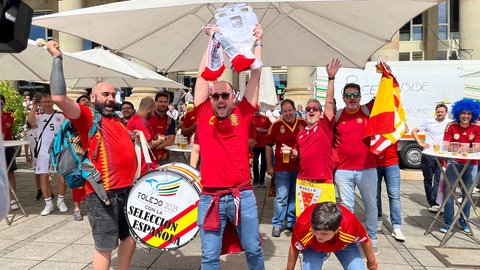 EM Viertelfinale in Stuttgart: Die spanischen Fans der "Selecion Espanola" sorgen bereits für reichlich Stimmung am Schlossplatz.