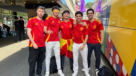 Viertelfinale der EURO 2024 in Stuttgart: Spanische Fans warten am Steigenberger-Hotel auf ihre Mannschaft.