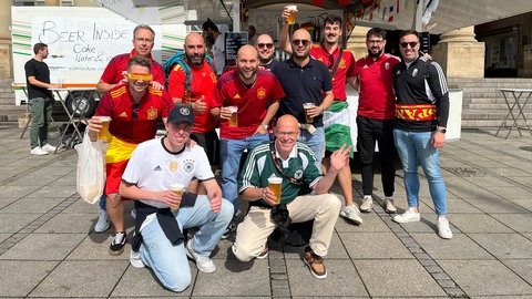 Vorfreude auf das EM Viertelfinale Spanien - Deutschland in Stuttgart: Das erste Bier gibt es schon um 10 Uhr.