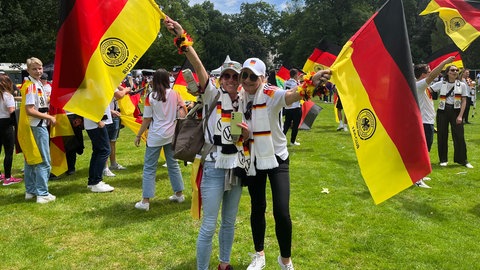 Die Fußballfans Angela und Eva im Schlossgarten zur EM 2024