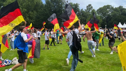 Deutschlandfans auf dem mittleren Schlossgarten zur Fußball EM 2024