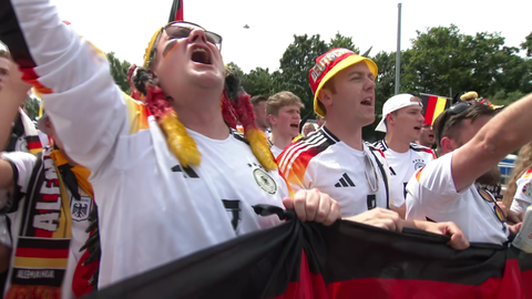 Tausende Fußballfans ziehen zur EURO 2024 durch die Stuttgarter Innenstadt.