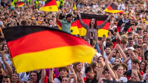 Zehntausende schauen beim Public Viewing in Stuttgart gemeinsam die EM-Spiele.