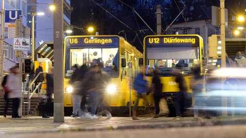 Die Stadtbahn-Haltestelle Olgaeck in Stuttgart zwischen Autos, Fußgängern und Radlern: Die Stadt lässt nun erarbeiten, wie der Verkehr neu geordnet werden kann. 