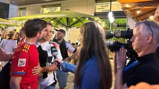 SWR-Reporterin im Einsatz während der EURO 2024 in Stuttgart