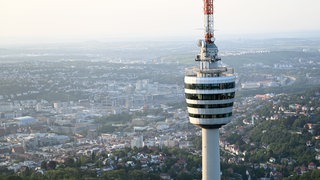 Eine Drohnenaufnahme des Fernsehturms in Stuttgart 