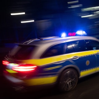 Ein Streifenwagen im Einsatz (Symbolbild)