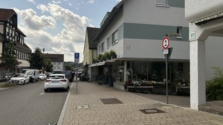 In der Bachstraße in Esslingen-Zell kam es in den vergangenen Tagen zu zwei Überfällen. Bei dem zweiten Überfall konnte ein Mann von einem Gemüseverkäufer überwältigt werden. Gegen den Verdächtigen wird polizeilich ermittelt.