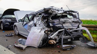 Ein völlig zerstörtes Auto steht auf der A8 bei Kirchheim unter Teck