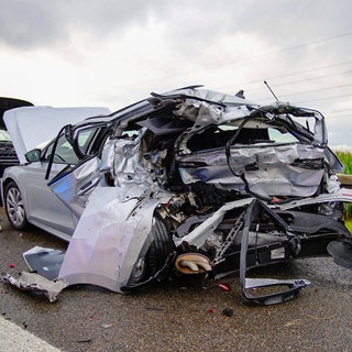 Ein völlig zerstörtes Auto steht auf der A8 bei Kirchheim unter Teck