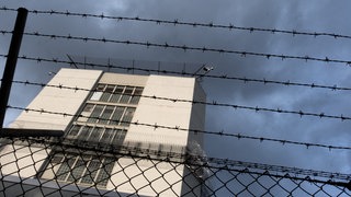 Drogendealer sollen Betäubungsmittel in ein Gefängnis geschmuggelt haben. Es soll einen Zusammenhang zur Schuss-Serie im Raum Stuttgart geben.