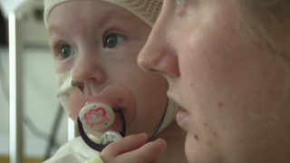 Die kleine Evelina wird seit knapp einer Woche in Stuttgart behandelt. Ihre Mutter Vasylyna Petriv und sie wurden zuvor aus der Ukraine evakuiert.