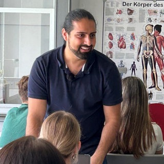 Der Lehrer des Jahres im Gespräch mit seinen Schülern.