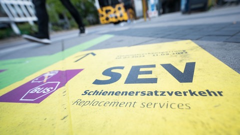 Ein Aufkleber weist an einer Ersatzhaltestelle in der Nähe der S-Bahn-Haltestelle Schwabstraße auf Schienenersatzverkehr hin.