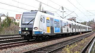 Eine S-Bahn fährt vorbei. Während der Sommerferien 2024 ist die Stammstrecke in Stuttgart wieder gesperrt.