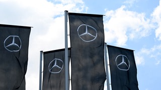 Fahnen mit dem Logo des Autoherstellers Mercedes-Benz