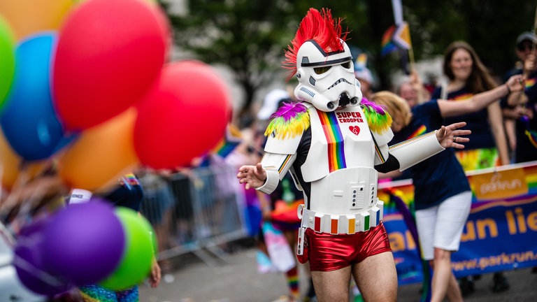 Bei der CSD 2024 in Stuttgart war für jeden Platz, auch für einen queeren Jedi-Ritter.