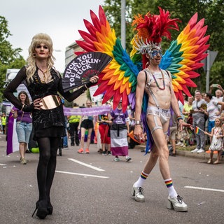 Schrill, schräg, schön, einen bunten Mix von alldem und vielem mehr bot die Parade zum CSD 2024 in Stuttgart.