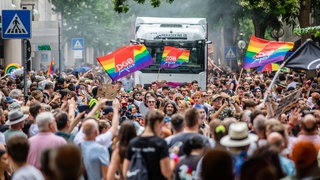 Die Veranstalter erwarteten für den CSD 2024 in Stuttgart bis zu einer halben Million Teilnehmenden an der Parade. Am Ende waren es laut veranstalter nur 300.000 Menschen.