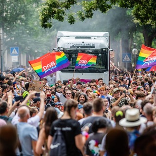 Die Veranstalter erwarteten für den CSD 2024 in Stuttgart bis zu einer halben Million Teilnehmenden an der Parade. Am Ende waren es laut veranstalter nur 300.000 Menschen.