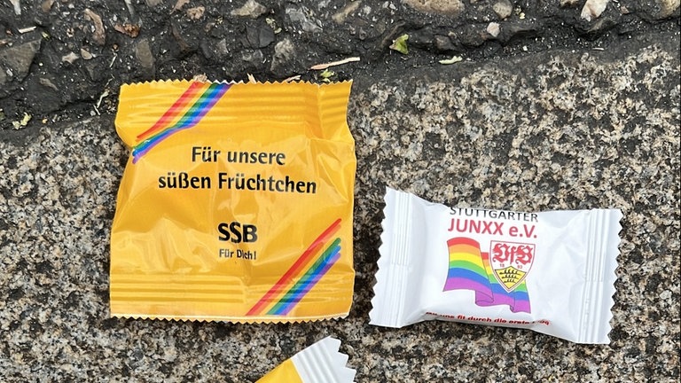 Ein paar süße Wurfgeschosse: So saht die Kamelle ausbei der Parade zum CSD 2024 in Stuttgart.