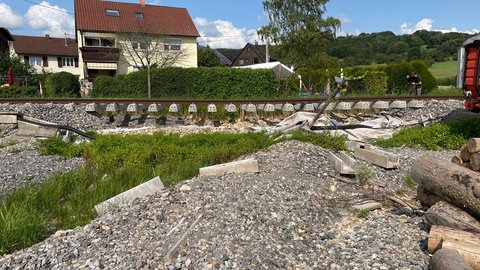 In Schlechtbach bei Rudersberg ist nach dem Unwetter vom Damm der Wieslauftalbahn nichts mehr zu sehen.