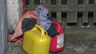 Symbolbild mit zwei Benzinkanistern - In Stuttgart soll ein Mann ein Feuer in einer Flüchtlingsunterkunft gelegt haben. 