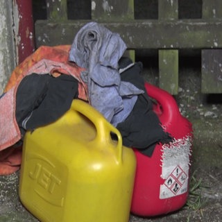 Symbolbild mit zwei Benzinkanistern - In Stuttgart soll ein Mann ein Feuer in einer Flüchtlingsunterkunft gelegt haben. 