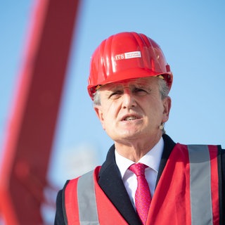Stuttgarts Oberbürgermeister Frank Nopper (CDU) steht mit Schutzhelm an der Baustelle von Stuttgart 21