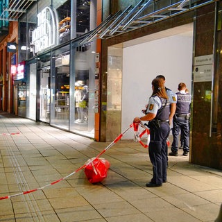 Der Streit zwischen den zwei Gruppen fand im Bereich eines Gebäudeeingangs auf der Königstraße statt. Eine Person wurde mit einem Messer schwer verletzt.