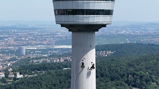 Industriekletterer seilen sich am SWR Fernsehturm in Stuttgart ab, um die Fassade auf Schäden zu untersuchen.