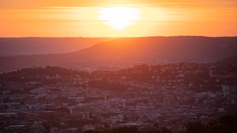 Glutkessel Stuttgart: Zwar hat die Landeshauptstadt viele grüne Ecken und sogar Weinberge bis fast runter zum Hauptbahnhof, doch die Kessellage macht bei Hitze bisweilen besonders zu schaffen.