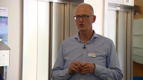 Jochen Meyburg, der ärztliche Direktor der Frühchenstation im RKH Klinikum in Ludwigsburg, steht und spricht 