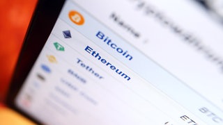 Auf einer Finanzwebseite sind verschiedene Kryptowährungen zu sehen.