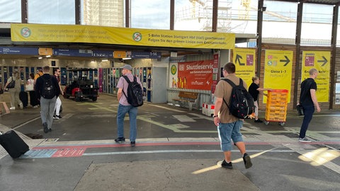 Banner am Stuttgarter Hauptbahnhof weisen am 14. August auf geänderte Wege von den Gleisen hin.