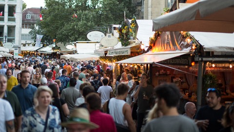 Menschenmassen auf dem Stuttgarter Weindorf: Zuletzt war das Fest in der Innenstadt beliebt, jetzt findet es wieder statt. (Archivbild)