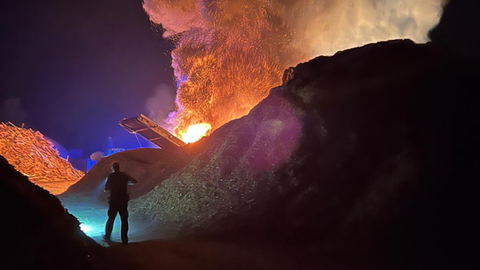 Brand in Kirchheim unter Teck: Das Feuer in einer Recyclinganlage war insbesondere in der Nacht weit sichtbar.