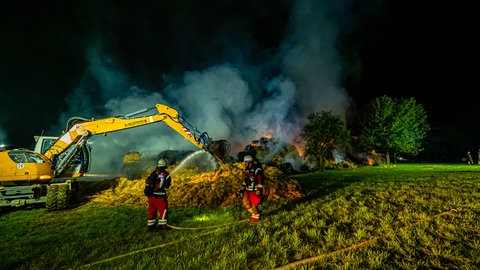 Bagger auf einer Wiese in der Nacht