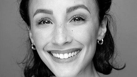 Porträtfoto von Abla Alaoui, einer der Hauptdarstellerinnen im Musical "Die Eiskönigin" in Stuttgart