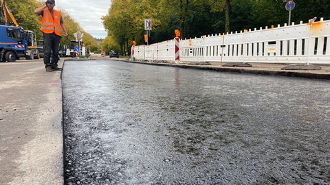 In Stuttgart wird eine Straßenkreuzung mit Bioasphalt aus Cashew-Schalen asphaltier. 