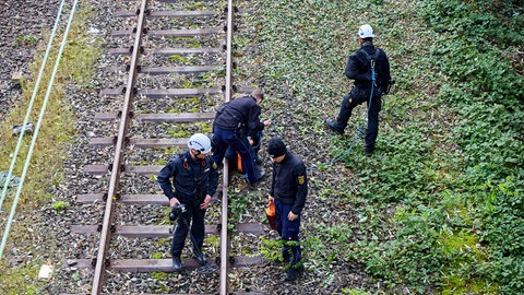 Polizeibeamte suchen im Rahmen von Ermittlungen der Sonderkommission "Kurz" nach Gegenständen im Bereich der Jahnstraße in Göppingen. Vor einer Woche war ein Mann in einer Bar in Göppingen erschossen worden.