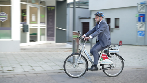 Oberbürgermeister Michael Makurath (Parteilos) ist zu Beginn selbst öfter mit dem Regiorad gefahren. 