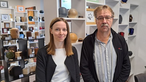 zwei Menschen, die als Tierbestatter im Rems-Murr-Kreis arbeiten