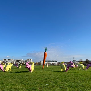 Die Kunstinstallation "Sitz- und Flitzhasen" im Scharnhauser Park in Ostfildern.