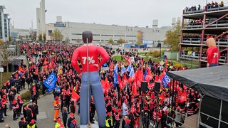 Tausende Menschen beteiligen sich laut Gewerkschaft IG Metall bei Mercedes-Benz in Sindelfingen an einem Warnstreik.