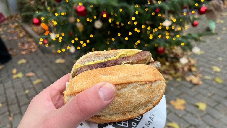 Bratwurst im Brötchen auf dem Weihnachtsmarkt von Aldi