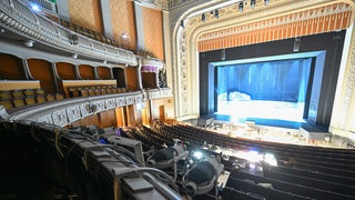 Die Bühne und der Zuschauerraum im sanierungsbedürftigen Stuttgarter Opernhaus.