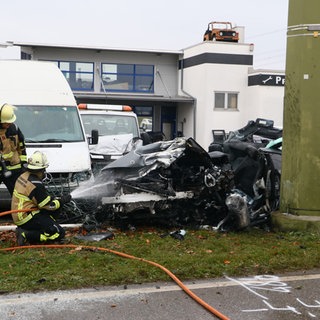 Das komplett beschädigte und ausgebrannte Unfallauto liegt neben dem Strommast, mit dem es kollidiert ist. Am Mittwoch kollidierte es in Sachsenheim mit einem Strommast und begann daraufhin zu brennen. Der Fahrer des Wagens starb noch am Unfallort.